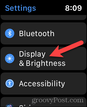Trykk på Skjerm og lysstyrke i Innstillingene på Apple Watch