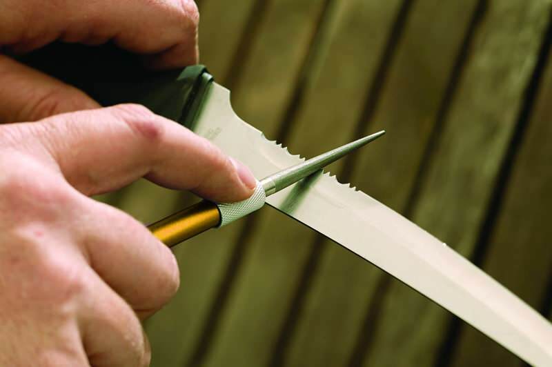Hvordan skjerpes kniveknivene? Måter å slipe brødkniver på