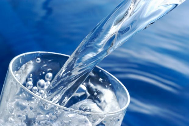 Vil drikke for mye vann gå ned i vekt? Er det skadelig å drikke vann om natten?