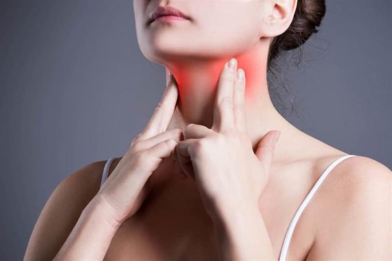 Hva er betennelse i mandlene og hva er symptomene på det? Hvis den ene siden av halsen gjør vondt ...