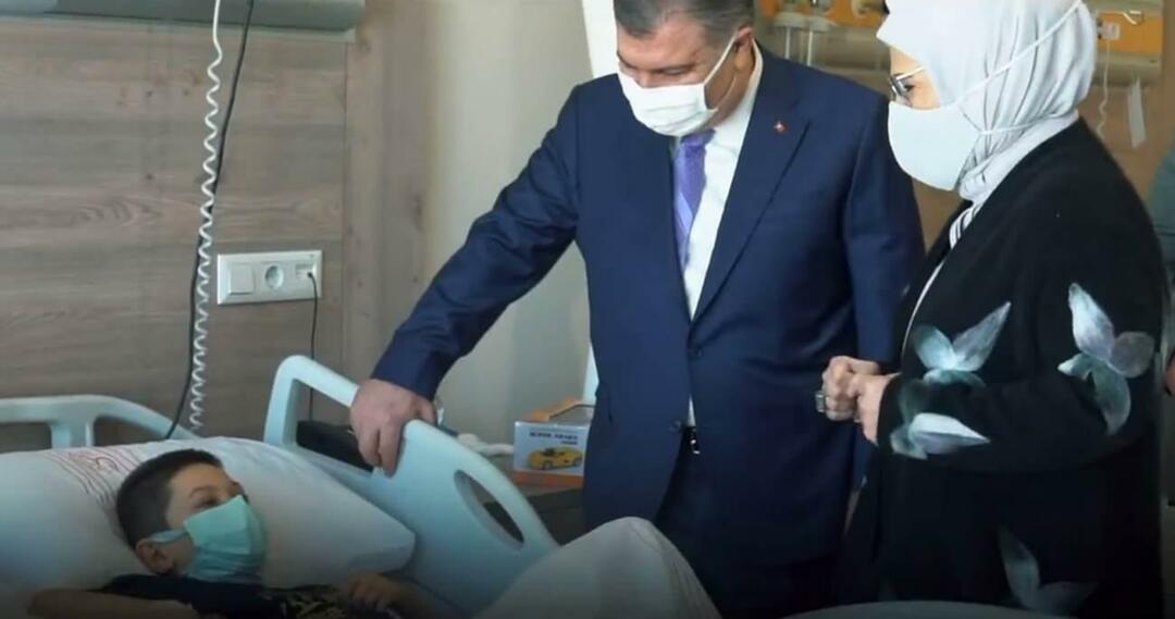 Emine Erdoğan besøkte barn med kreft med Fahrettin Koca