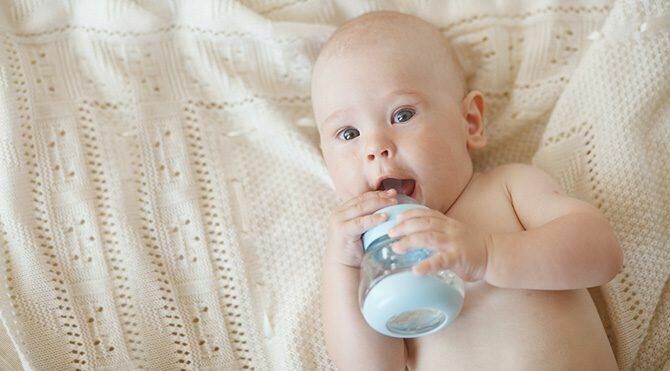 Bør babyer få vann?