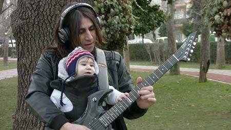 Metin Türkcan og babyen hans