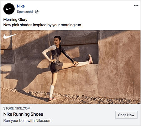 Dette er en Facebook-annonse for Nike løpesko. Annonseteksten sier "Morning Glory" og på neste linje "Nye rosa nyanser inspirert av morgenløpet ditt." På annonsebildet, en asiatisk kvinne strekker seg med det ene benet strukket rett ut og foten på en avsats og den andre foten på bakke. Hennes øvre halvdel vrir seg til siden. Hun har på seg rosa Nike-løpesko, hvite knestrømper og mørkegrå løpeshorts og en topp. Håret trekkes opp. Hun er på en grusvei foran en bygning med stukkatur eller jord. Talia Wolf sier Nike er et godt eksempel på et merke som bruker følelser i reklame.