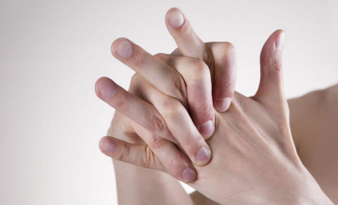 Hva er skadene ved å knekke fingrene, hvordan forlate det?