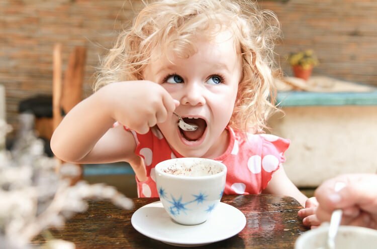 Kan barn drikke kaffe? Er det skadelig?