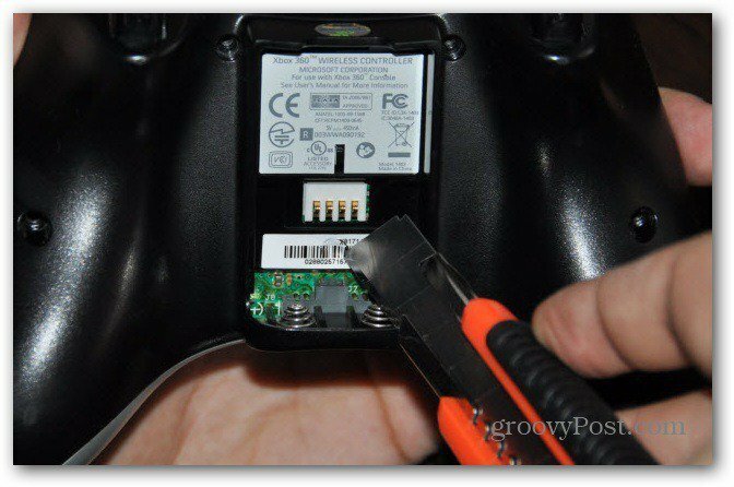 Bytt analoge tommelfinger for Xbox 360-kontrolleren, skru ut alt kutteren forrige skrue