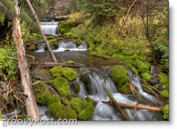 Fotografi - Slow Shutterspeed-eksempel - Strømningsvann fra grønn skog