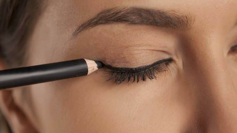 Hvordan tegne den enkleste eyeliner? Hva er metodene for å tegne eyeliner?