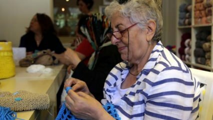 Pensjonerte kvinner strikker mote for å holde tritt