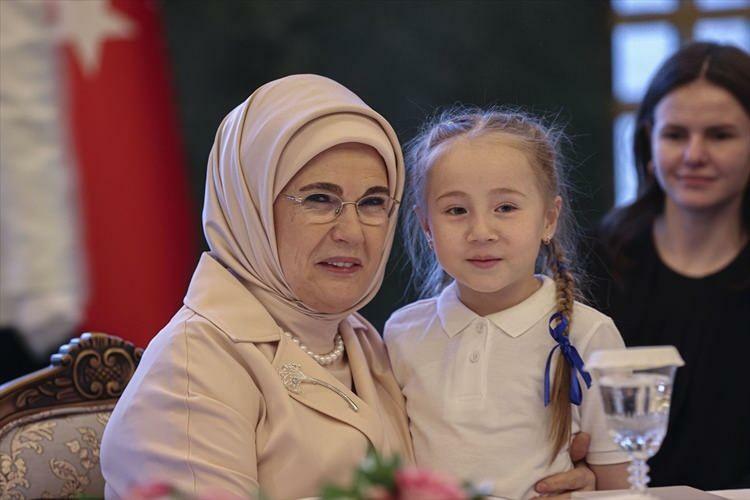Emine Erdoğan feiret den internasjonale dagen for jentebarnet