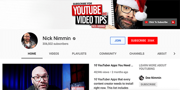 Dette er et skjermbilde av Nick Nimmins YouTube-kanal. Øverst viser forsidebildet Nick i en nisselue. Han titter ut bak et bilde av en spiralbundet notatbok. Teksten på siden med notatbok sier "Abonner for YouTube og videotips". Hans kanal som 306 502 abonnenter.