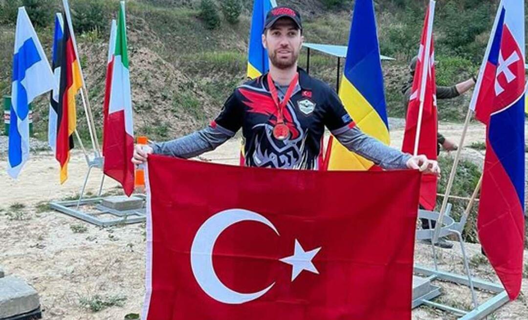 Seda Sayans sønn Oğulcan Engin vifter stolt med det tyrkiske flagget i Polen!