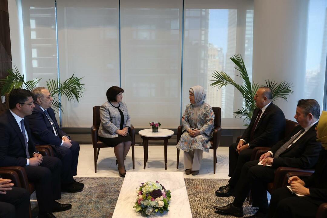 Emine Erdoğan møtte presidenten for det aserbajdsjanske parlamentets elskerinne Gafarova i New York