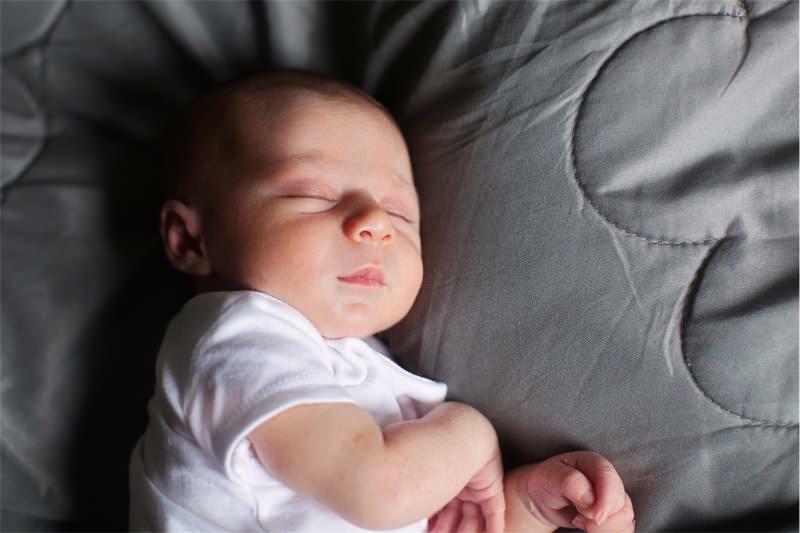 Er det skadelig å riste babyer som står opp? Stående ristende søvnmetode