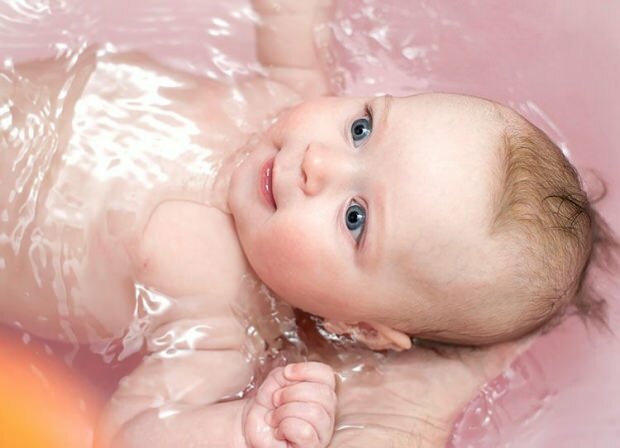 Hvordan ta et bad for babyer?