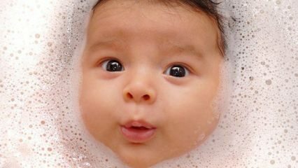 Hvis babyen svelger vann mens du tar et bad.