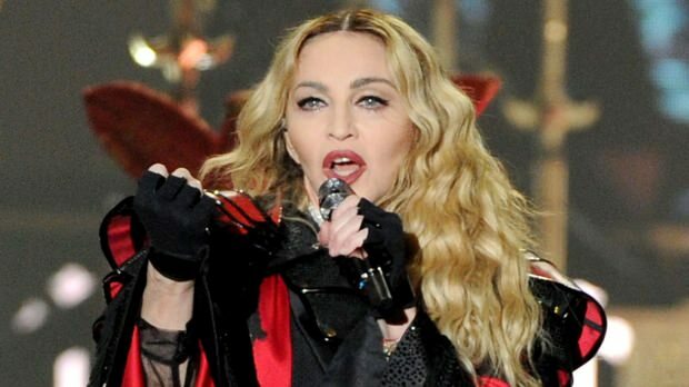 Kalt Madonna: Synger på scenen til mordere