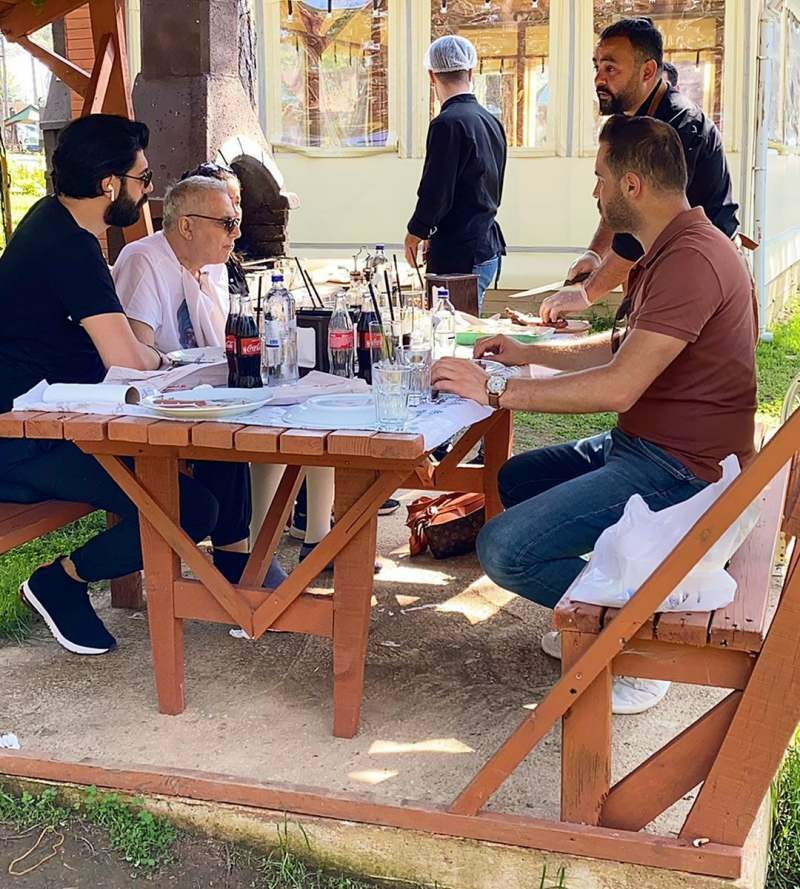 Mehmet Ali Erbil og Burak Memişoğlu mens han spiste 