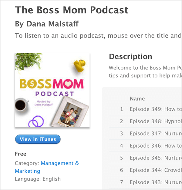 Dette er et skjermbilde av iTunes-skjermen til The Boss Mom Podcast av Dana Malstaff. Under tittelen er podcastforsidebildet, der det er arrangert en plante, gummiand, krus med kaffe, lilla ringer og et innrammet familiebilde rundt tittelen. Podcasten er gratis og kategorisert under Management & Marketing. Beskrivelsen og en liste over episoder vises til høyre, men er avskåret i skjermbildet.