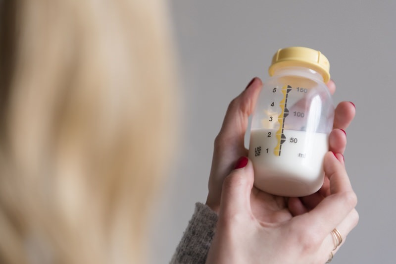 Hvordan uttrykke og lagre smertefri morsmelk? Melkemetode for hånd og elektrisk pumpe