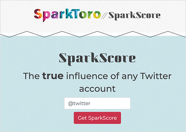 Dette er et skjermbilde av SparkScore-nettsiden. På toppen er SparkToro-logoen, som er navnet i en ekstra fet skrift med geometriske områder med regnbuefarger. Etter to skråstreker er verktøynavnet, SparkScore. Merkelinjen er "Den virkelige innflytelsen fra enhver Twitter-konto". Under tagline er det en hvit tekstboks som ber brukeren om å gå inn på Twitter-håndtaket og en rød knapp merket Get SparkScore.