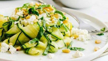 Hvordan lage zucchinisalat med peanøtter? Denne salaten holder deg mett i seks timer! 