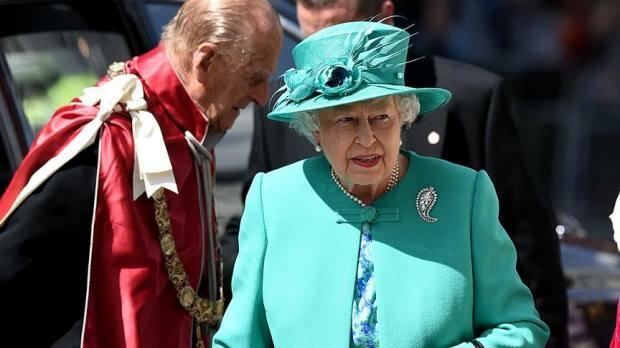 Queen of England 2. Elizabeth leter etter et rengjøringspersonell i palasset sitt! Fortune å finne den døde flua ...