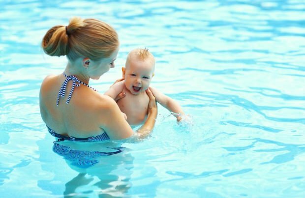 Når kan babyer komme inn i bassenget?