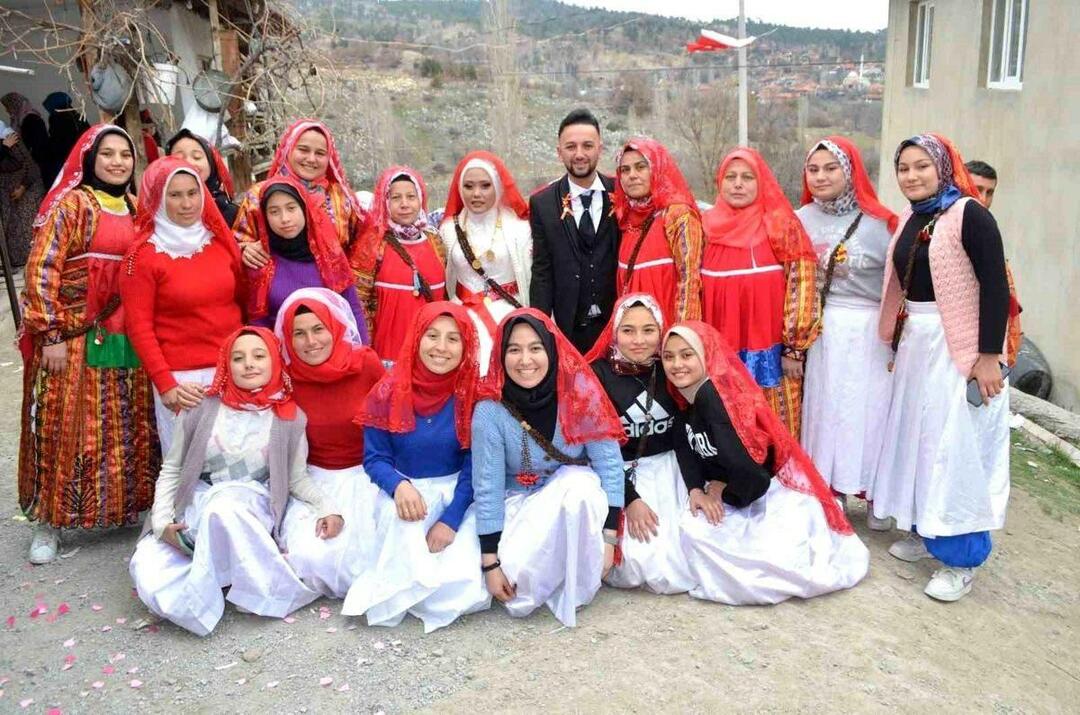 En brud kom til Denizli fra Indonesia for den tyrkiske unge mannen hun møtte på sosiale medier