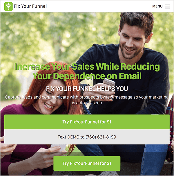 Dette er et skjermbilde av nettstedet Fix Your Funnel. En navigasjonslinje med hvit bakgrunn går over toppen. Øverst til venstre vises Fix Your Funnel-logoen ved siden av firmanavnet i svart tekst. Logoen er en grønn firkant med en hvit illustrasjon av en trakt. Til høyre er det en hamburger-meny. Nettstedsbakgrunnen er et bilde av en hvit kvinne og en hvit mann som sitter utendørs blant noen trær en solskinnsdag og ser på smarttelefonene sine. Kvinnen smiler. Hun har langt rødt hår og har på seg en lilla collegeskjorte. Mannen smiler også. Han har kort, mørkebrunt hår og et kort, mørkebrunt skjegg. Han har på seg en svart, langermet t-skjorte og jeans. Over bildet er en overskrift i grønn tekst som sier "Øk salget mens du reduserer avhengigheten av e-post". Under overskriften er en underoverskrift i hvit tekst, "Fix Your Funnel Helps You". Deretter sier mindre hvit tekst "Capture leads and communicate with propsects by text text so your marketing is faktisk seen". Under denne teksten er det to brede knapper. En grønn knapp med hvit tekst sier “Prøv FixYourFunnel for $ 1”. En lys grå knapp med svart tekst sier “Tekst DEMO til (760) 621-8199”. Under disse brede knappene er det en smalere grønn knapp med hvit tekst som også sier "Prøv FixYourFunnel for $ 1". Oli Billson sier at du kan bruke Fix Your Funnel with Infusionsoft til å automatisere tekstmeldinger i telefonens traktrammeverk.