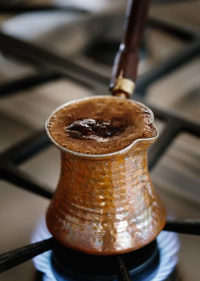 Hvordan fjerne bitterheten i kaffe? Metoder for å lindre smerten ved tyrkisk kaffe