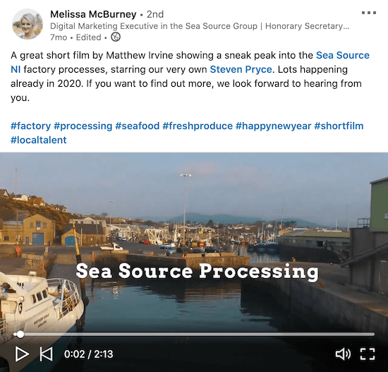 eksempel på en linkedin-video fra melissa mcburney fra sjøkildegruppen som viser noen bak kulissene opptak av fabrikkprosessene sine