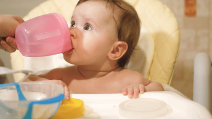 Når får babyer vann? Kan en baby matet med formel få vann i overgangen til utfyllende mat?