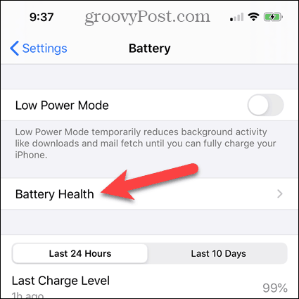 Trykk på Battery Health på iPhone-batteriskjermen