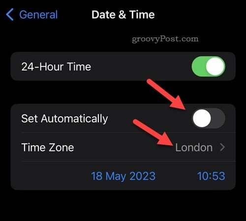 Deaktiverer automatisk tidssone på iPhone