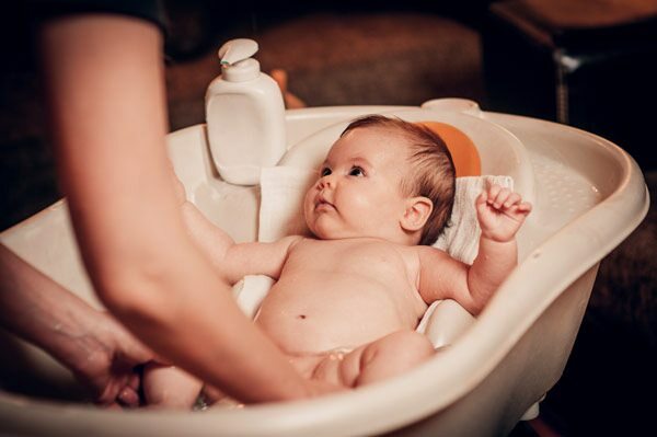 Hvordan vaske en baby alene?
