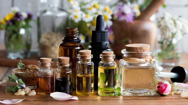 Et middel mot tusen problemer: Hvordan lage en aromaterapi spray? Hva er det med aromaterapiolje?