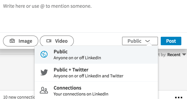 For å gjøre et LinkedIn-innlegg synlig for alle, velg Offentlig fra rullegardinlisten.