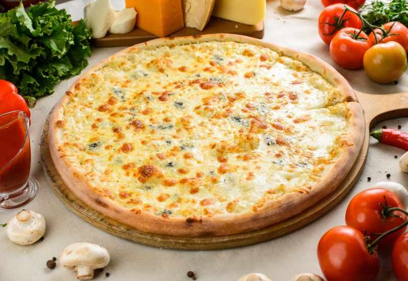 Hvordan lage en pizza med fire ost? Det enkleste å lage fire ostepizzaer!