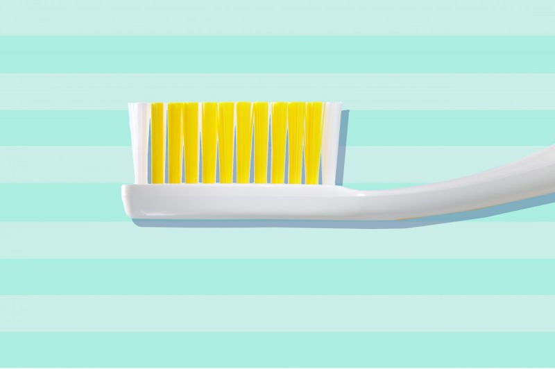 Slik rengjør du en tannbørste
