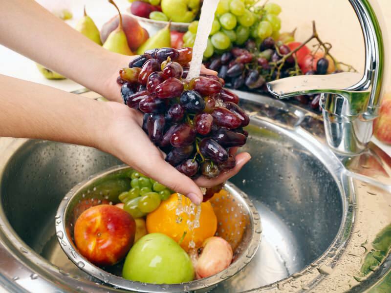 Vask grønsaker og frukt som gnides forsiktig under vann