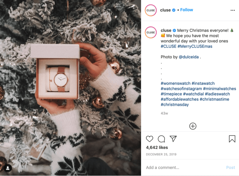 instagram innlegg fra @cluse som viser et bilde av en snøfnugg-genser modell som holder en klokke foran et snødekt tre av @dulceida med hashtags #cluse og #meryclusemas