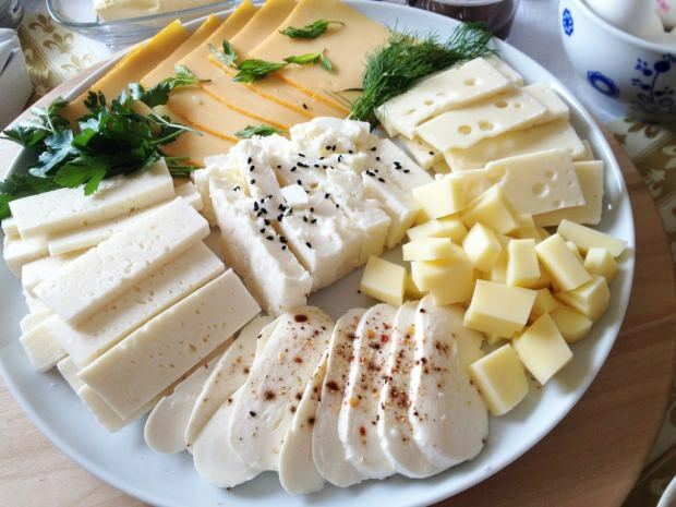 Ostekost som lager 10 kilo på 15 dager! Hvordan svekker det å spise ost? Sjokkdiett med cottage cheese og salat