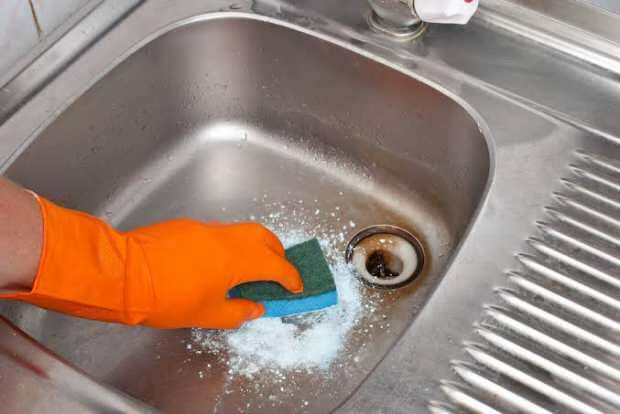 Hvordan passerer dårlig lukt fra vasken