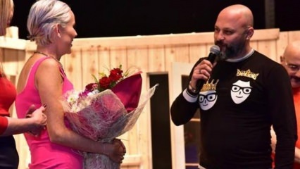 Overrask ekteskapsforslag til İpek Tanrıyar på scenen