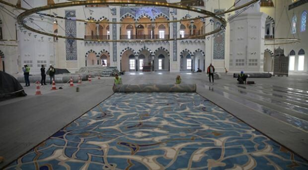 Tepper av Çamlıca-moskeen ble lagt