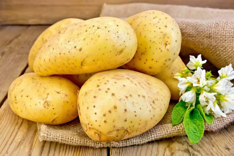 Hva er denne forskjellen mellom å steke og lage poteter?