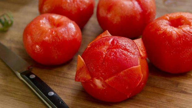 Teknikken for å skrelle tomater