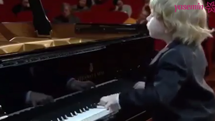 I det øyeblikket den lille pianisten går ut mens han opptrer!